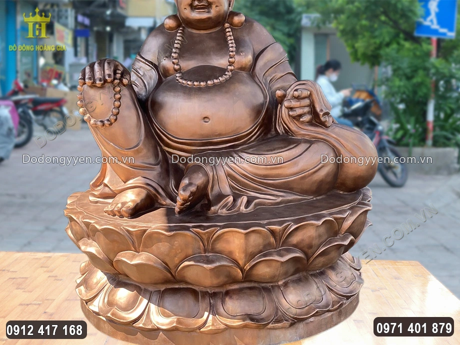 B&ecirc;n cạnh ng&agrave;i l&agrave; chiếc t&uacute;i lớn, chứa nhiều t&agrave;i lộc, may mắn